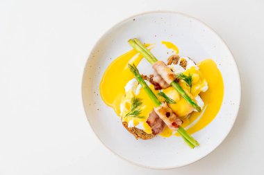 Pastırmalı yumurta benedict kuşkonmaz twist