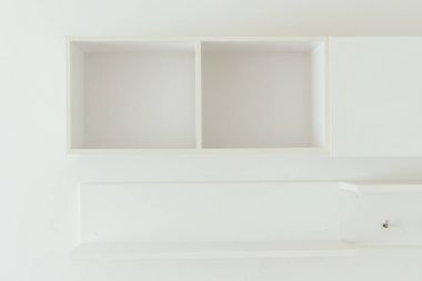 Boş beyaz ahşap raflar