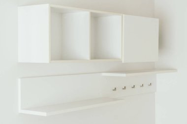 Boş beyaz ahşap raflar