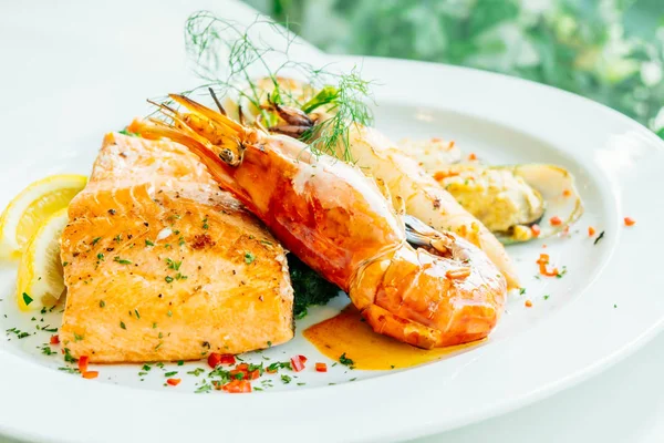 Mixed grilled seafood steak with salmon prawn and other meat — Stock Photo, Image
