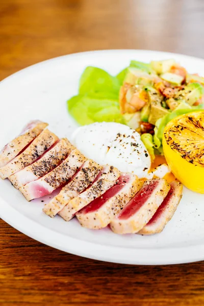 Grillad tonfisk tartar med avokado och tomat — Stockfoto