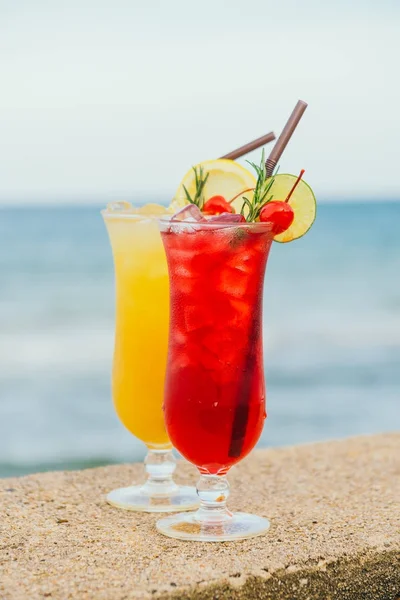 Cocktail ghiacciati bicchieri con spiaggia e mare — Foto Stock