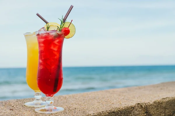 Eiscocktails Trinkglas mit Strand und Meer — Stockfoto