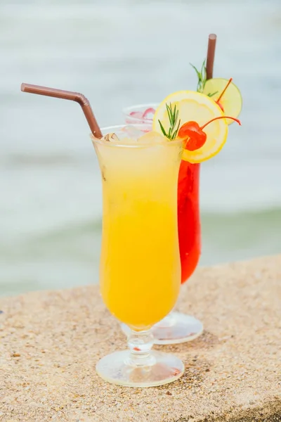 Coquetéis gelados beber copo com praia e mar — Fotografia de Stock