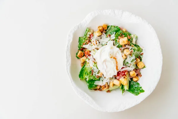 Salade César dans un bol blanc — Photo