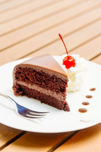 Pastel de chocolate en plato blanco —  Fotos de Stock