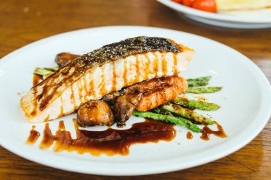 Sebzeli ızgara somon et bonfile