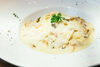 Spagetti carbonara beyaz plaka