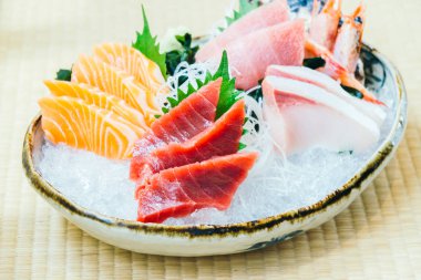 Ham ve taze somon balığı ve diğer sashimi Balık eti