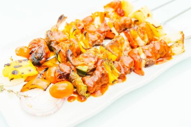 Barbekü et sopa beyaz plaka ızgara