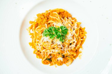 Spagetti veya makarna bolognese beyaz plaka