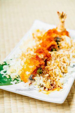 Kızarmış karides veya karides tempura suşi