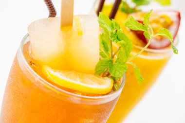 Plaj ve deniz ile cam içme buzlu kokteyller