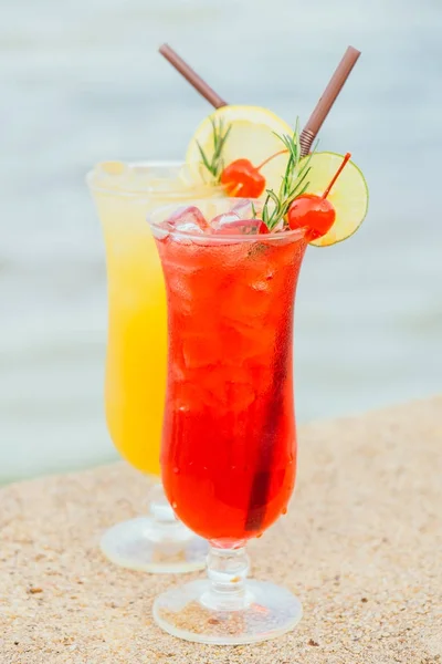 Cocktail ghiacciati bicchieri con spiaggia e mare — Foto Stock