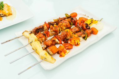 Barbekü et sopa beyaz plaka ızgara