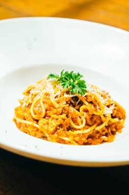 Spagetti veya makarna bolognese beyaz plaka