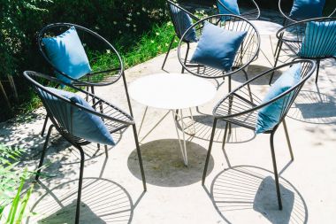 Yastık ile veranda sandalye ve masa ayarla