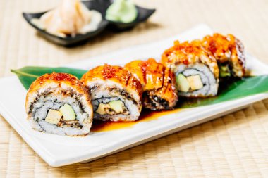 Unagi veya yılan balığı balık suşi roll