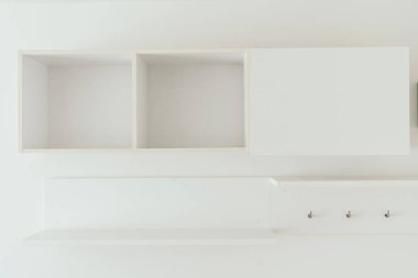 Boş beyaz ahşap raflar