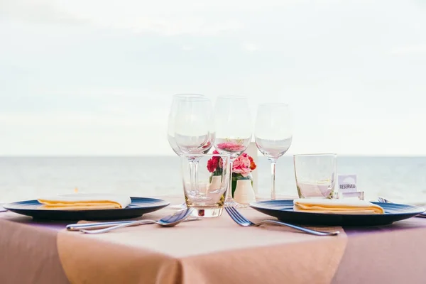Romantische Tischdekoration mit Weinglas und anderen — Stockfoto