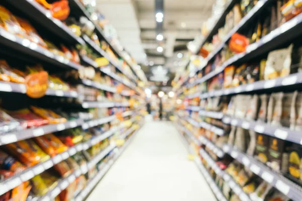 Soyut bulanıklık ve süpermarkette alışveriş bölümü s defocused