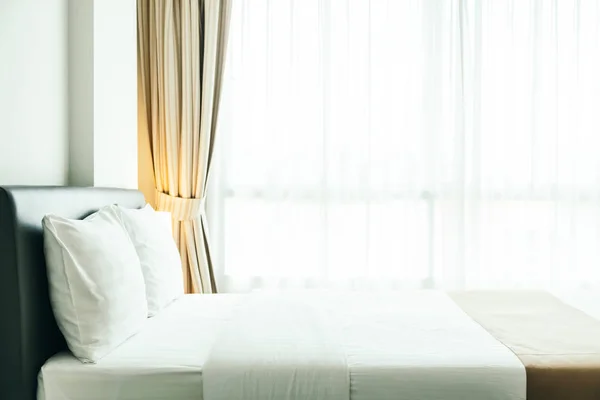 ベッドに快適な枕 — ストック写真