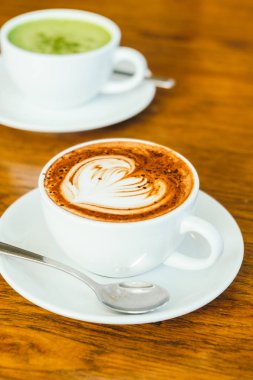 Beyaz fincan sıcak çikolatalı latte