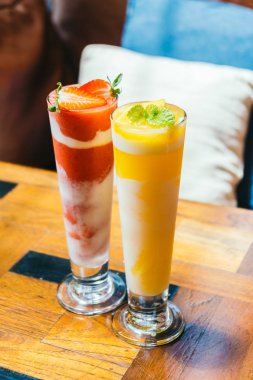 Mango smoothie cam içme buz