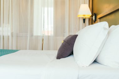 Yatakta rahat yastık