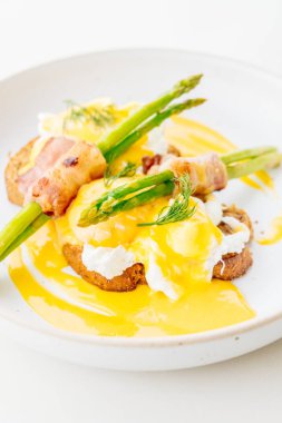 Pastırmalı yumurta benedict kuşkonmaz twist