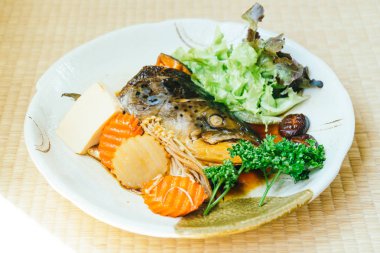 Haşlanmış somon balık tatlı sos ve sebze ile başkanı