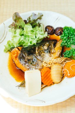 Haşlanmış somon balık tatlı sos ve sebze ile başkanı