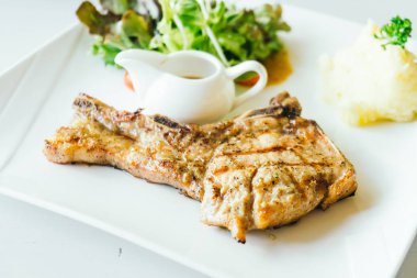 Izgara domuz eti et biftek