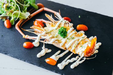 Izgara büyük karides ya da soslu karides