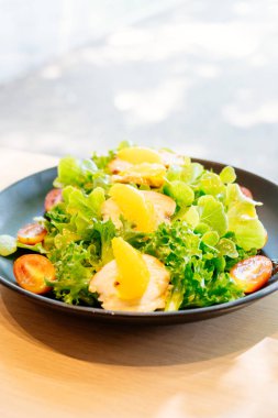 Izgara tavuk etli sebze salatası