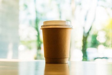 Kağıt Kupası kafede masada sıcak latte kahve