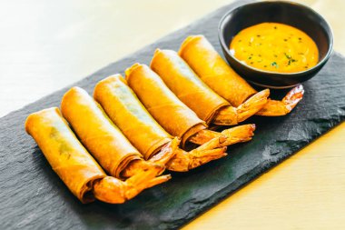 Kızarmış karidesli böreği