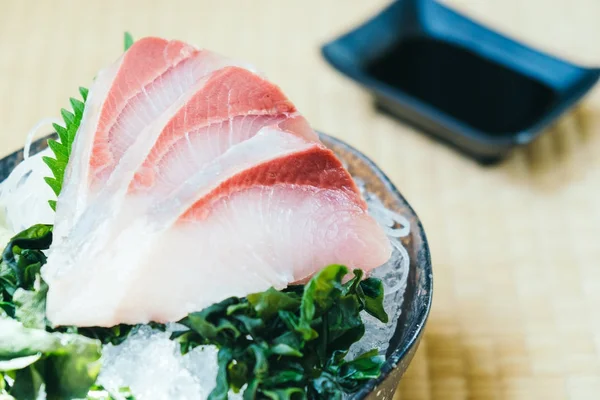 원시 신선한 hamachi 고기 생선 사시 미와 — 스톡 사진