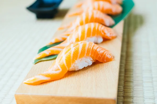 Crus avec des sushis de poisson de saumon frais — Photo