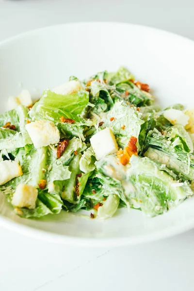 Salada de césar grelhada — Fotografia de Stock