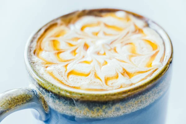 Heiße Latte Macchiato Tasse mit Karamell — Stockfoto