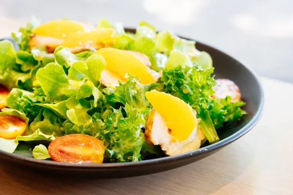 Gegrild kippenvlees met groenten Salade — Stockfoto