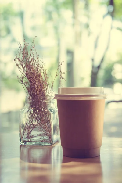 Caffè latte caldo in tazza di carta sul tavolo in caffè — Foto Stock