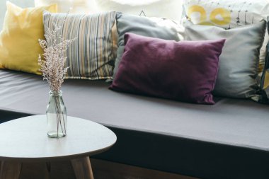 çiçek vazo yastık ve Kanepeli tablo dekorasyon