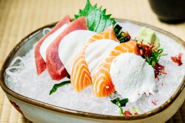 Ham ve taze sashimi somon ve ton balığı eti ile ayarla