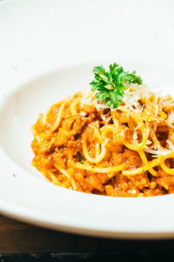 Spagetti veya makarna bolognese beyaz plaka