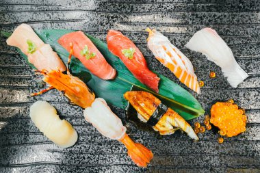 Ham ve taze somon balığı karides ve diğer suşi