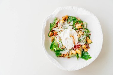 Sezar salata taze sebze ile