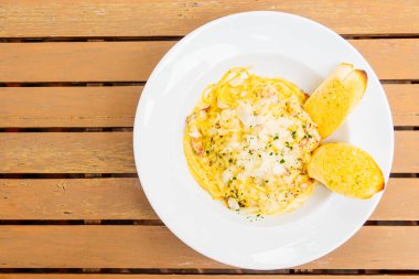 Spagetti veya makarna carbonara