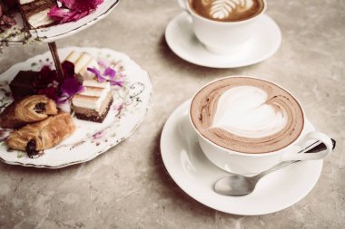 Sıcak çikolata ile beyaz fincan 